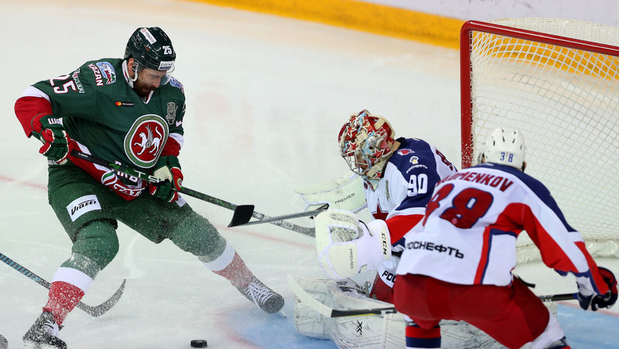 Данис Зарипов (слева) против ЦСКА