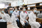 Студенты в защитных масках во время занятия в лаборатории Московского государственного университета имени М. В. Ломоносова, 8 февраля 2021 год
