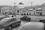 Автомобиль «Победа» (на первом плане) на фоне Центрального рынка на Цветном бульваре в Москве, 1954 год