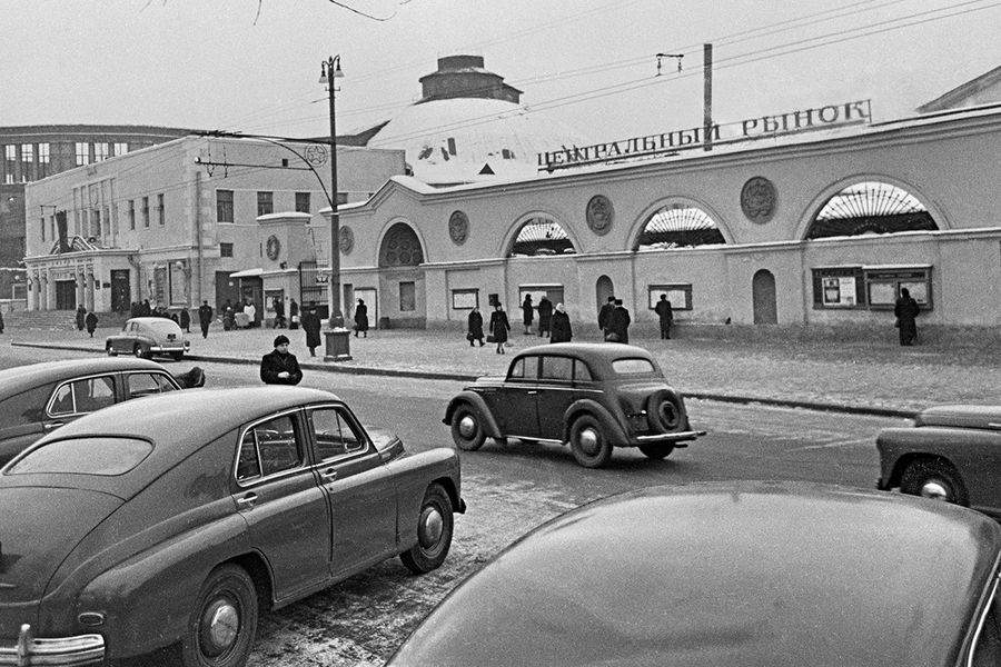 Автомобиль &laquo;Победа&raquo; (на первом плане) на&nbsp;фоне Центрального рынка на&nbsp;Цветном бульваре в&nbsp;Москве, 1954 год