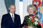 Президент России Владимир Путин и Вера Васильева после награждения Орденом «За заслуги перед Отечеством» в Кремле, 2000 год
