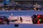 Спасатели работают на месте крушения самолета Bombardier CRJ-900 авиакомпании Delta Air Lines в международном аэропорту Пирсон в Торонто, Канада, 17 февраля 2025 года