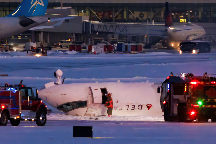 Спасатели работают на&nbsp;месте крушения самолета Bombardier CRJ-900 авиакомпании Delta Air Lines в&nbsp;международном аэропорту Пирсон в&nbsp;Торонто, Канада, 17&nbsp;февраля 2025&nbsp;года