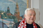 <b>Олег Табаков</b>
<br><br>
Народный артист СССР начал болеть за «Спартак» еще со времен Школы-студии МХАТ. По словам актера, многие глыбы того периода из мира кино и театра тесно дружили с братьями Старостиными — и он не стал исключением. «Во МХАТе было неприлично не болеть за «Спартак». И это не было насилием над личностью: любовь к этой команде я впитал всей душой», — говорил Табаков для книги Игоря Рабинера. Преданность красно-белым артист сохранил сквозь десятилетия: легенда клуба Егор Титов вспоминал, как Табаков однажды попросил у него автограф, чему футболист изрядно удивился, ведь это «у вас, Олег Павлович, надо автограф брать».
