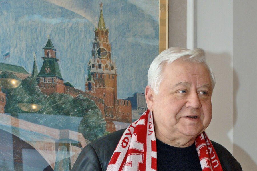 <b>Олег Табаков</b>
<br><br>
Народный артист СССР начал болеть за&nbsp;&laquo;Спартак&raquo; еще со времен Школы-студии МХАТ. По&nbsp;словам актера, многие глыбы того периода из&nbsp;мира кино и театра тесно дружили с&nbsp;братьями Старостиными &mdash; и он не стал исключением. &laquo;Во МХАТе было неприлично не болеть за&nbsp;«Спартак». И это не было насилием над&nbsp;личностью: любовь к&nbsp;этой команде я впитал всей душой&raquo;, &mdash; говорил Табаков для&nbsp;книги Игоря Рабинера. Преданность красно-белым артист сохранил сквозь десятилетия: легенда клуба Егор Титов вспоминал, как Табаков однажды попросил у&nbsp;него автограф, чему футболист изрядно удивился, ведь это &laquo;у вас, Олег Павлович, надо автограф брать&raquo;.

