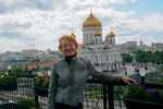 Актриса Лариса Удовиченко летом 2006 года у храма Христа Спасителя в Москве
