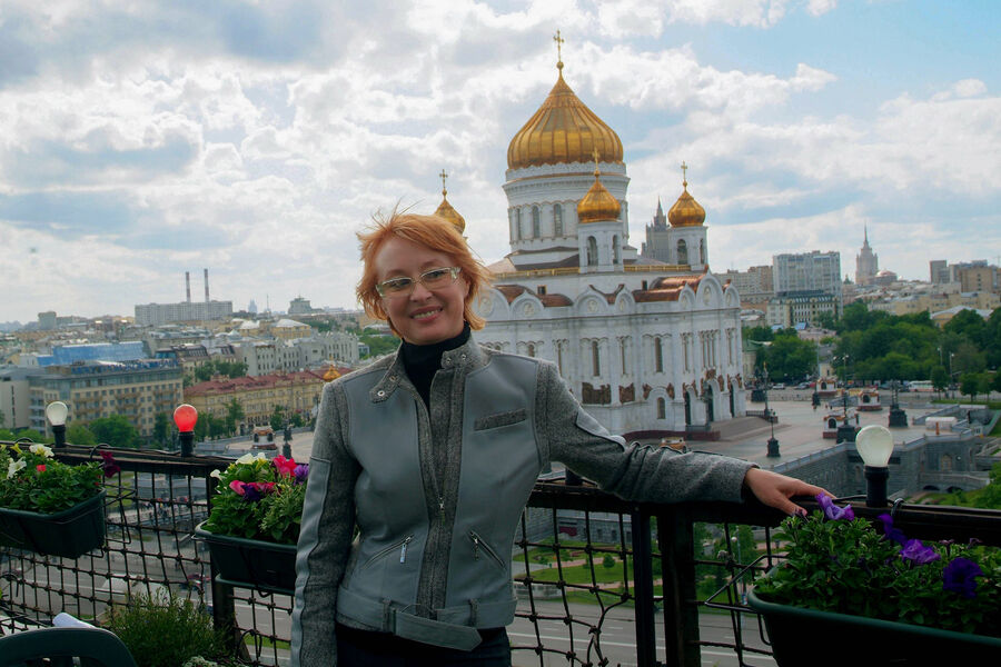 Актриса Лариса Удовиченко летом 2006&nbsp;года у&nbsp;храма Христа Спасителя в&nbsp;Москве