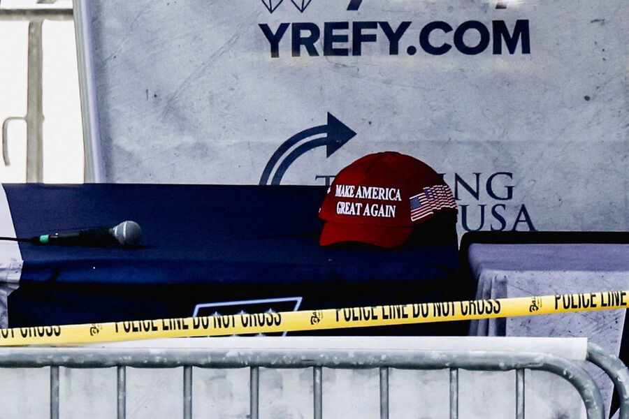 Кепка с&nbsp;надписью Make America Great Again на&nbsp;месте убийства правого активиста Чарли Кирка, Орем, штат Юта, 10&nbsp;сентября 2025&nbsp;года