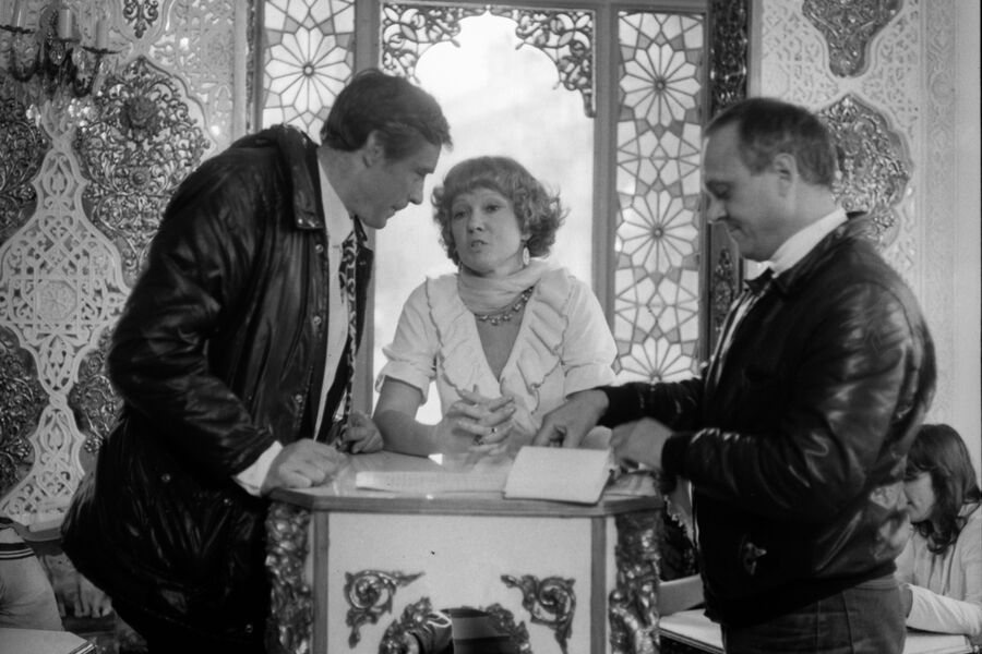 <b>Александр Михайлов, Людмила Гурченко и Владимир Меньшов на&nbsp;съемках фильма «Любовь и голуби».</b>
<br><br>
Как отмечал впоследствии Владимир Меньшов, Людмила Гурченко украсила комедию «Любовь и голуби», исполнив роль Раисы Захаровны. В&nbsp;пьесе Владимира Гуркина образ разлучницы не был обозначен достаточно четко. Специально для&nbsp;актрисы Меньшов дописал героине несколько сцен, придумал увлечение эзотерикой, НЛО, нетрадиционной медициной. Вместе они обсуждали обстановку ее квартиры. Так, актриса предложила поставить в&nbsp;комнате многочисленные кактусы и принесла на&nbsp;съемки свою собачку, которую брошенная Раиса Захаровна грустно целует в&nbsp;кадре. 