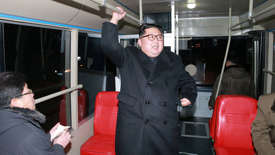 Лидер Северной Кореи Ким Чен Ын тестирует новый троллейбус во время поездки по&nbsp;ночному Пхеньяну, 4 февраля 2018 года