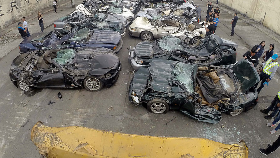 Конфискованные автомобили после торжественного уничтожения во дворе таможенной службы Филиппин в&nbsp;Маниле, 6 февраля 2018 года