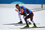 Денис Спицов (на первом плане) и Йоханнес Хёсфлот Клебо (Норвегия) на дистанции эстафеты 4x10 км среди мужчин в соревнованиях по лыжным гонкам на XXIII зимних Олимпийских играх