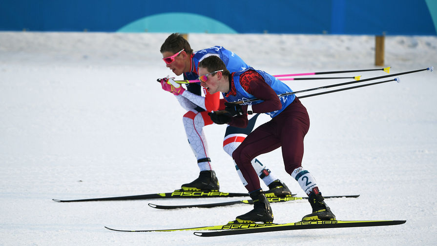 Денис Спицов (на первом плане) и Йоханнес Хёсфлот Клебо (Норвегия) на&nbsp;дистанции эстафеты 4x10 км среди мужчин в&nbsp;соревнованиях по&nbsp;лыжным гонкам на&nbsp;XXIII зимних Олимпийских играх