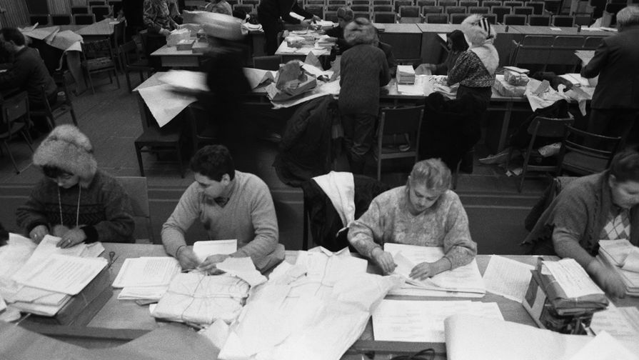 3 декабря 1993 года. Подсчет и распределение бюллетеней для&nbsp;голосования по&nbsp;избирательным участкам