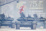 Военнослужащие на Дворцовой площади во время военного парада в часть 75-й годовщины полного освобождения Ленинграда от фашистской блокады, 27 января 2019 года