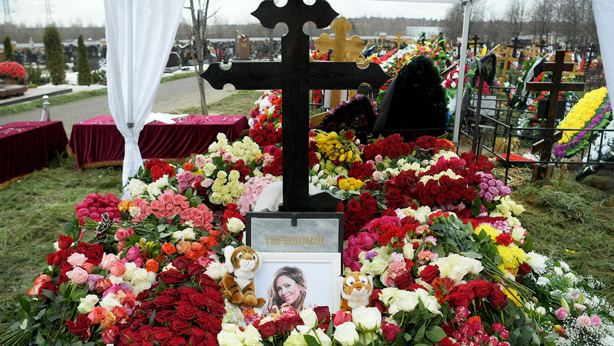 Могила певицы Юлии Началовой на Троекуровском кладбище в Москве, 21 марта 2019 года