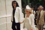 Певица Алла Пугачева и певец Филипп Киркоров перед венчанием. Религиозная церемония была совершена в Свято-Троицком соборе в Иерусалиме, 1994 год 