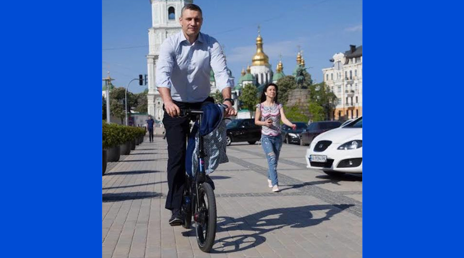 Кличко приехал на велосипеде на инаугурацию Зеленского