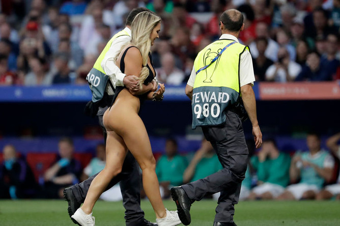 Болельщица выбежала на поле во время финального матча Лиги чемпионов Ливерпуль — Тоттенхэм, 1 июня 2019 года