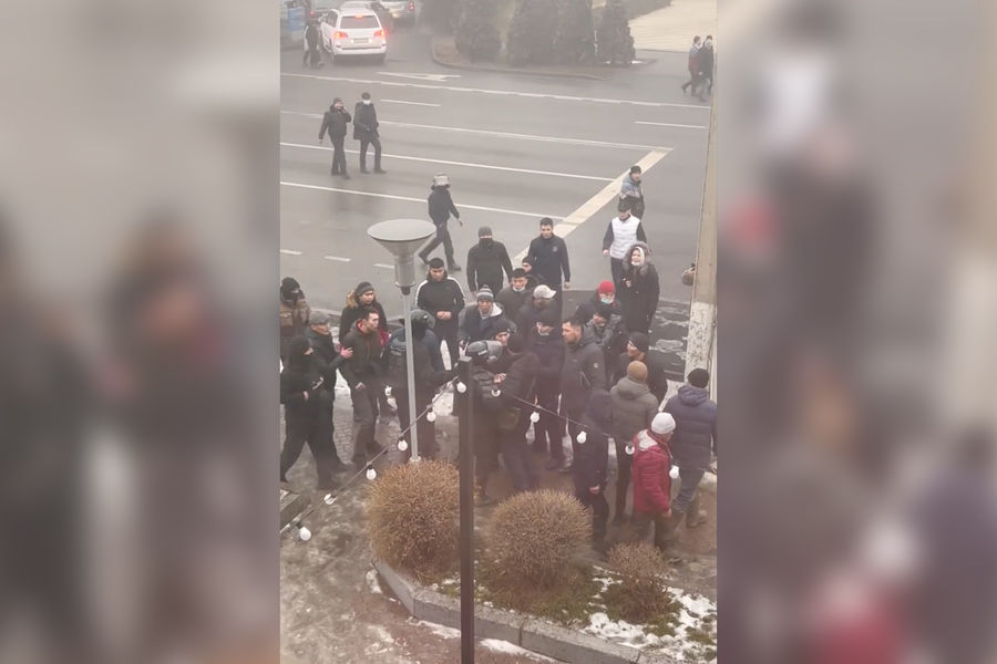 Мужчина выхватил автомат у террориста. Митинг за телеграмм 2018. Причины митингов в Алма Ате против русификации.