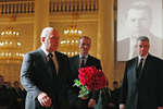 Премьер-министр РФ Михаил Мишустин у гроба с телом лидера ЛДПР Владимира Жириновского во время церемонии прощания в Колонном зале Дома Союзов в Москве, 8 апреля 2022 года