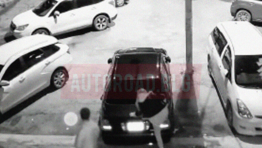 В Благовещенске девушка станцевала на крыше чужого авто и помяла крышу
