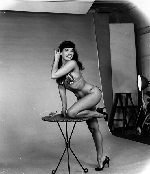 Бетти Пейдж в&nbsp;фотостудии, середина 1950-х