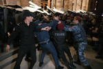 Сотрудники правоохранительных органов задерживают участников протеста у Дома правительства Армении в Ереване, 20 сентября 2023 года