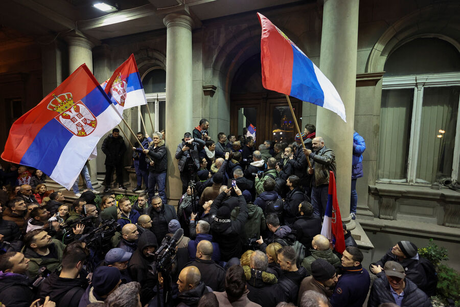 Сторонники оппозиции пытаются штурмовать здание городского собрания в&nbsp;Белграде, Сербия, 24&nbsp;декабря 2023&nbsp;года