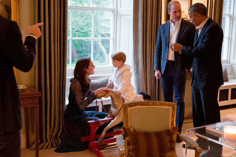Президент Обама и принц Уильям, принц Джордж и Кейт Миддлтон, принц Гарри и Мишель Обама (справа налево) в&nbsp;Кенсингтонском дворце, 2016&nbsp;год