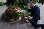 Президент Украины Петр Порошенко возлагает цветы к посольству Франции в Киеве
