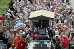 Колонна верующих во время крестного хода на Житомирской трассе