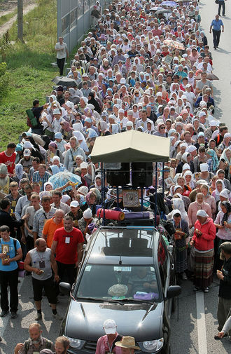 Колонна верующих во время крестного хода на&nbsp;Житомирской трассе