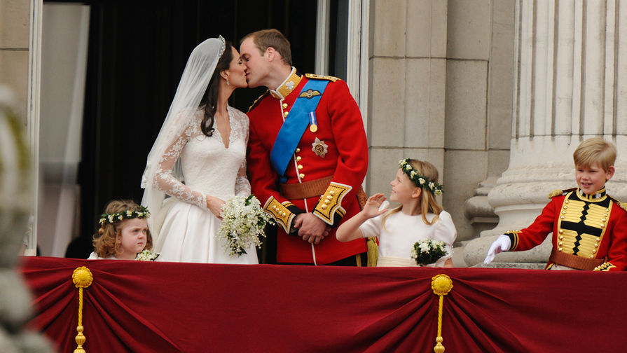 Принц Уильям и герцогиня Кембриджская Кэтрин на&nbsp;балконе Букингемского дворца после свадьбы в&nbsp;Вестминстерском аббатстве, 2011 год
