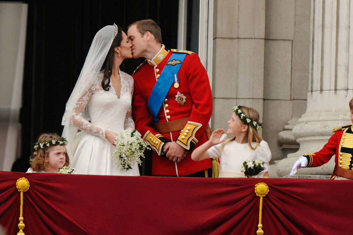 Принц Уильям и герцогиня Кембриджская Кэтрин на балконе Букингемского дворца после свадьбы в Вестминстерском аббатстве, 2011 год