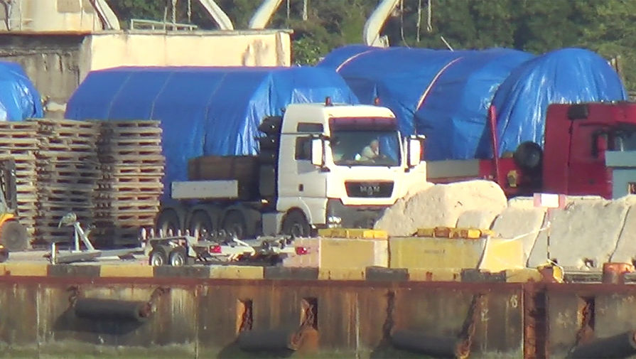 Оборудование, укрытое синими тентами, в порту Феодосии, Крым, 11 июля 2017 года