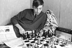 В 1961 году Карпов выиграл первенство Челябинской области среди школьников, в девять лет он получил первый разряд по шахматам, в 11 лет выполнил норму кандидата в мастера спорта, в 14 лет стал мастером спорта СССР