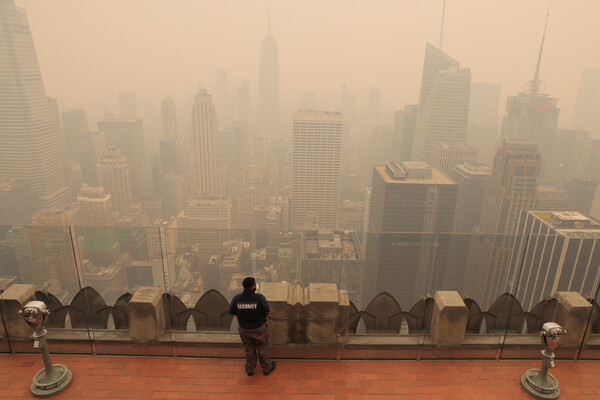 Вид на&nbsp;окутанный дымом город из&nbsp;Рокфеллер-центра, 7&nbsp;июня 2023&nbsp;года