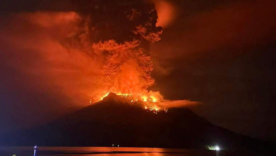 В Индонезии произошло извержение вулкана Руанг
