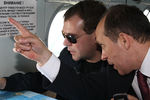 Дмитрий Медведев и Александр Бортников на борту самолета, 2009 год