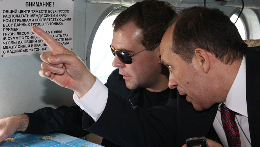 Дмитрий Медведев и Александр Бортников на&nbsp;борту самолета, 2009&nbsp;год
