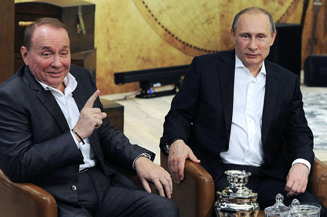 Александр Масляков и президент Владимир Путин во время встречи с участниками фестиваля «Голосящий КиВиН» в Театре эстрады «Янтарь Холл» в Светлогорске, 2015 год