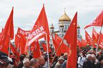 Коммунисты на фоне храма Христа Спасителя, май 2016