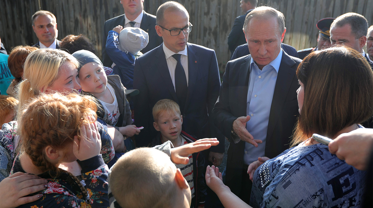 Врио главы Удмуртии Александр Бречалов и президент России Владимир Путин во время посещения семьи Анастасии Вотинцевой в Ижевске, 27 июня 2017 года