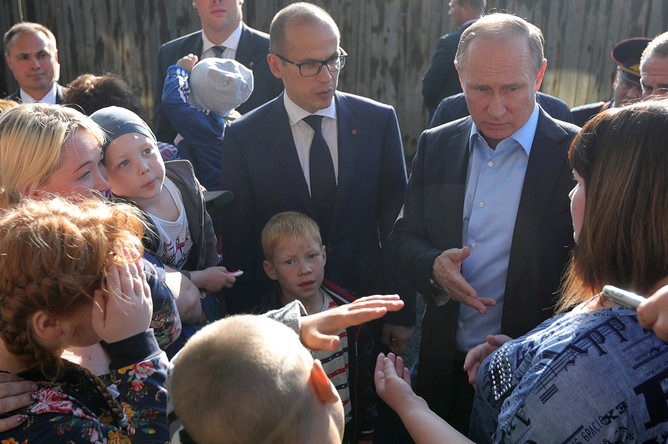 Врио главы Удмуртии Александр Бречалов и президент России Владимир Путин во время посещения семьи Анастасии Вотинцевой в Ижевске, 27 июня 2017 года