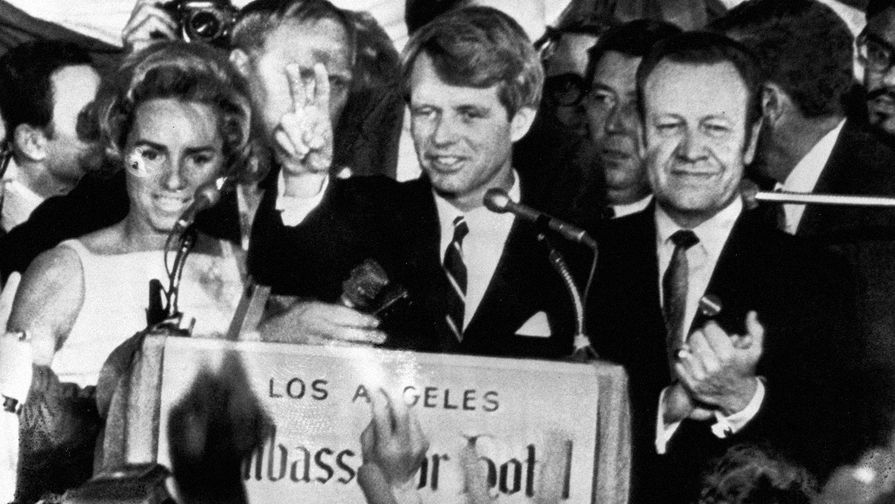 Сенатор Роберт Кеннеди во время речи в&nbsp;отеле &laquo;Амбассадор&raquo; в&nbsp;Лос-Анджелесе незадолго до&nbsp;убийства, 5 июня 1968 года