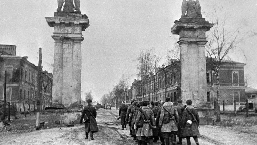 Подразделения советских войск входят в Гатчину после освобождения города от немецко-фашистских захватчиков