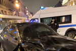 Поврежденный автомобиль BMW X6 после аварии на Невском проспекте в Санкт-Петербурге в ночь на 24 февраля 2019 года