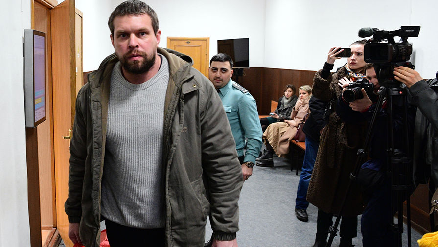Бывший полицейский Денис Коновалов, обвиняемый по делу о фальсификации доказательств против журналиста Ивана Голунова, в Басманном суде Москвы после рассмотрения ходатайства следствия о переводе из СИЗО под домашний арест, 26 февраля 2020 года