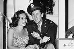 Актриса Полетт Годдар со своим третьим мужем, капитаном Берджесом Мередитом, 1944 год